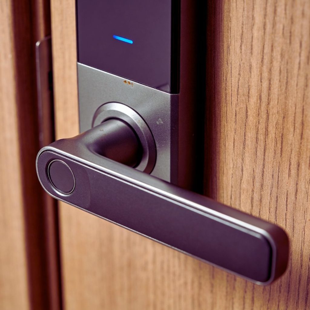 מנעול חכם לדלת – חיסכון בזמן, ביטחון ונוחות בלי מפתחות