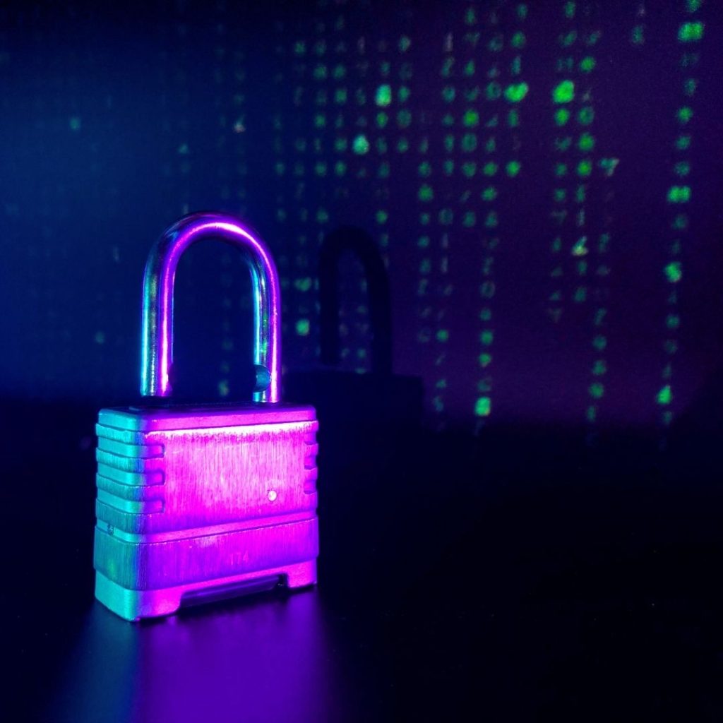 מנעולים חכמים לדלת מול מנעול רגיל – מה ההבדל ואיך לבחור נכון