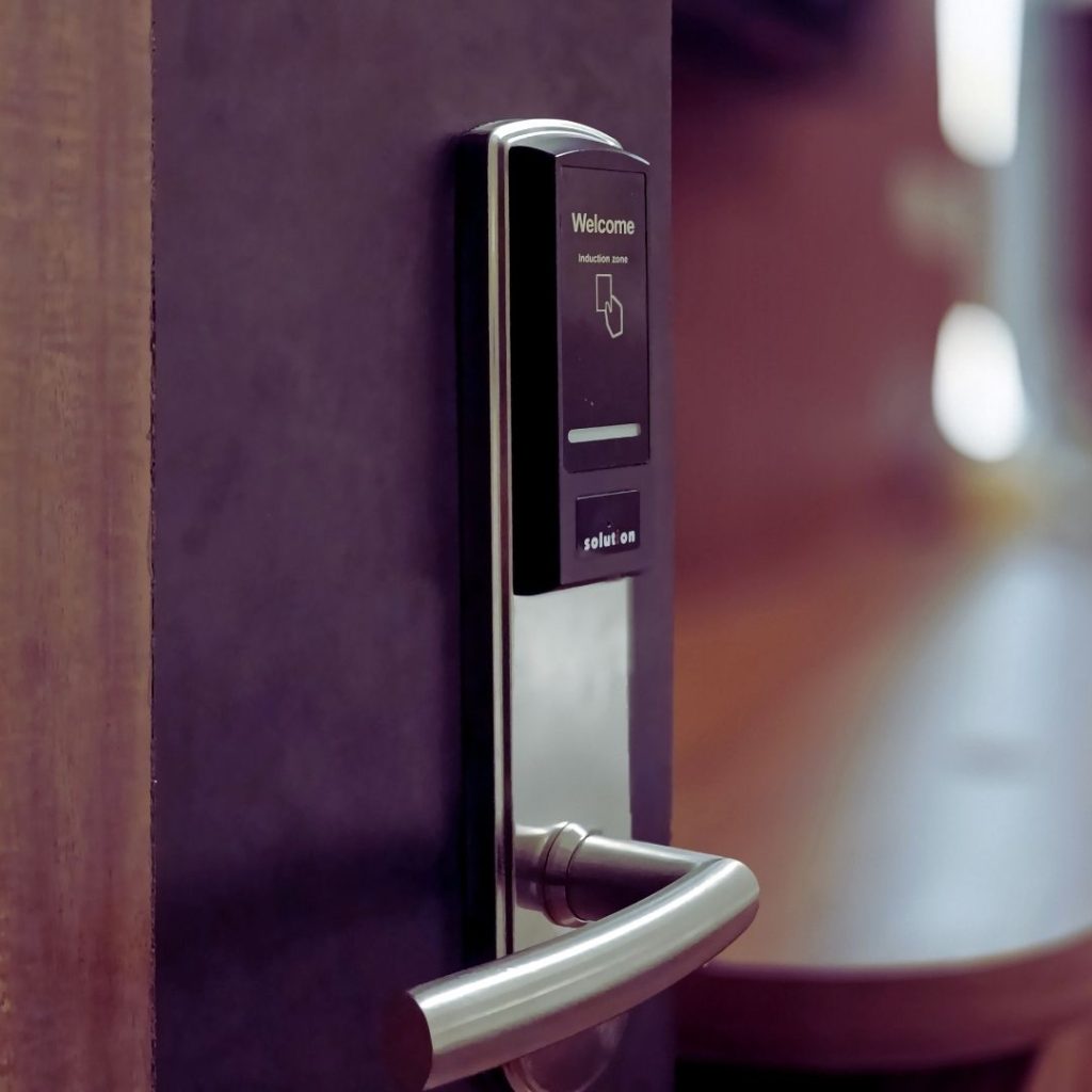 מנעולים חכמים לדלת – מדריך בחירה לבית ולעסק | התקנה והשוואה